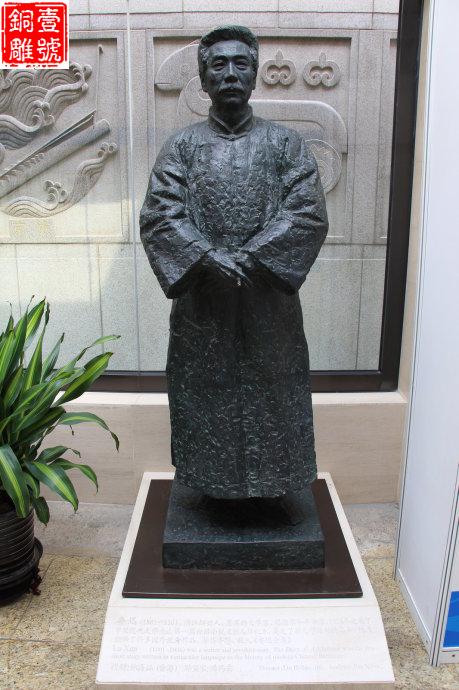鲁迅铜雕像 鲁迅铜雕像