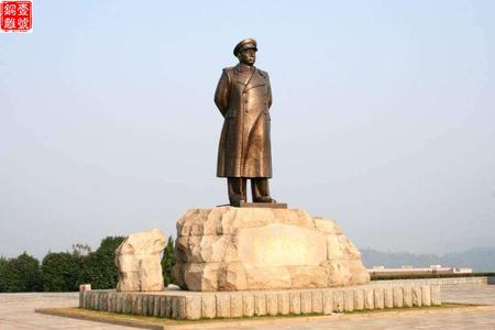 北京大学彭德怀铜像