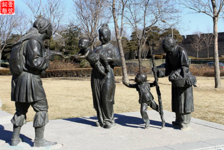 鄂尔多斯成吉思汗广场雕塑海纳百川中的人物有谁